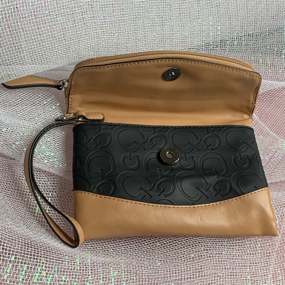 ๐ GUESS logo wristlet bag - Picture 2 of 7